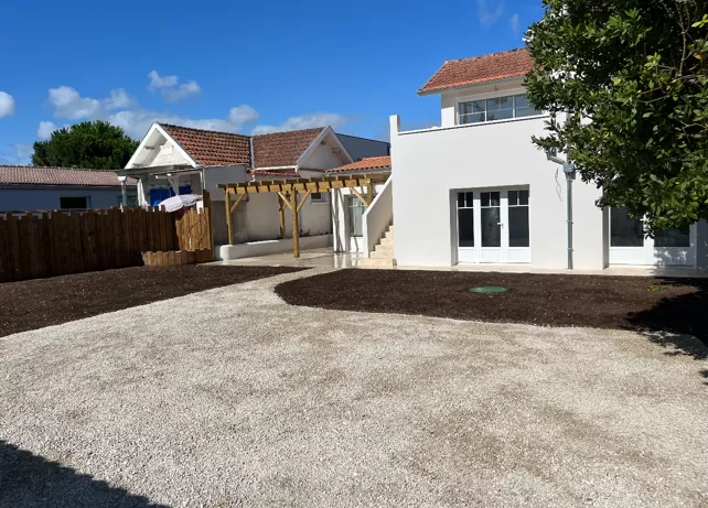 Création d'une pergola et d'un mur en bois à La Tremblade, Angoulême, JCM Charpente Couverture
